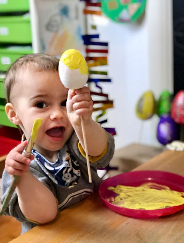 Kunterbunte Ostern! Tageskinder bemalen Ostereier. TiG! Kindertagespflege in Braunschweig Gliesmarode Nicole Appel – Kindertagespflege, Krippe und Tagesmutter für Braunschweig Gliesmarode, Querum, Riddagshausen, Östliches Ringgebiet, Volkmarode, Bienrode, Waggum, Hondelage, Schuntersiedlung, Kralenriede, Dibbesdorf, Schwarzer Berg, Siegfriedviertel, Nordstadt und Schapen