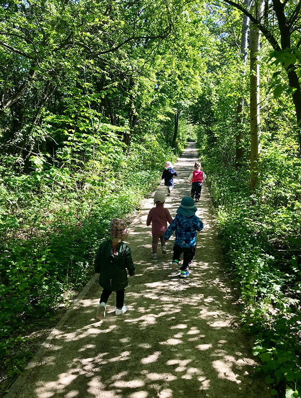 Puuusteblumentag! Tageskinder pusten Pusteblumen. TiG! Kindertagespflege in Braunschweig Gliesmarode Nicole Appel – Kindertagespflege, Krippe und Tagesmutter für Braunschweig Gliesmarode, Querum, Riddagshausen, Östliches Ringgebiet, Volkmarode, Bienrode, Waggum, Hondelage, Schuntersiedlung, Kralenriede, Dibbesdorf, Schwarzer Berg, Siegfriedviertel, Nordstadt und Schapen