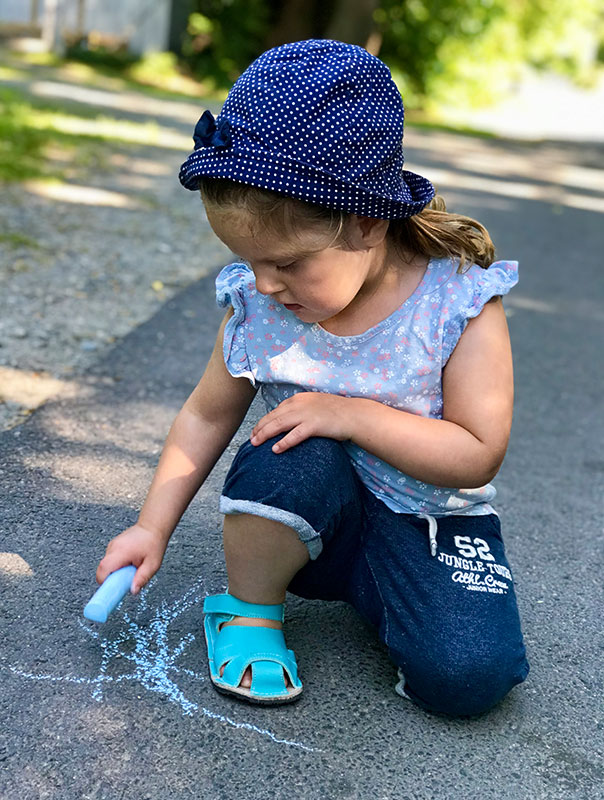 Kleine große Street Art! Tageskinder machen Straßenkunst. TiG! Kindertagespflege in Braunschweig Nicole Appel – Tagespflege, Krippe und Tagesmutter für Braunschweig Gliesmarode, Querum, Riddagshausen, Östliches Ringgebiet, Volkmarode, Bienrode, Waggum, Hondelage, Schuntersiedlung, Kralenriede, Dibbesdorf, Schwarzer Berg, Siegfriedviertel, Nordstadt und Schapen