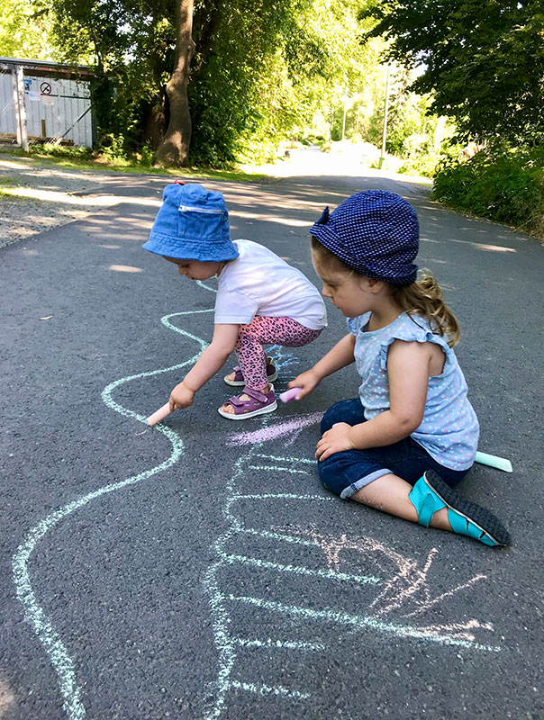 Kleine große Street Art! Tageskinder machen Straßenkunst. TiG! Kindertagespflege in Braunschweig Nicole Appel – Tagespflege, Krippe und Tagesmutter für Braunschweig Gliesmarode, Querum, Riddagshausen, Östliches Ringgebiet, Volkmarode, Bienrode, Waggum, Hondelage, Schuntersiedlung, Kralenriede, Dibbesdorf, Schwarzer Berg, Siegfriedviertel, Nordstadt und Schapen