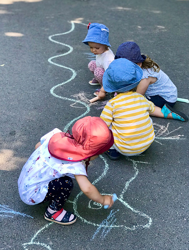 Kleine große Street Art! Tageskinder machen Straßenkunst. TiG! Kindertagespflege in Braunschweig Nicole Appel – Tagespflege, Krippe und Tagesmutter für Braunschweig Gliesmarode, Querum, Riddagshausen, Östliches Ringgebiet, Volkmarode, Bienrode, Waggum, Hondelage, Schuntersiedlung, Kralenriede, Dibbesdorf, Schwarzer Berg, Siegfriedviertel, Nordstadt und Schapen