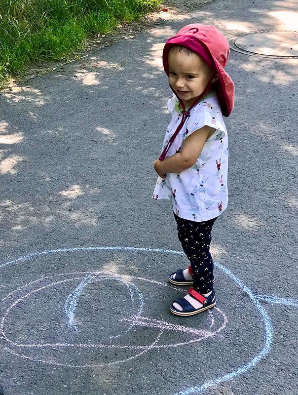 Kleine große Street Art! Tageskinder machen Straßenkunst. TiG! Kindertagespflege in Braunschweig Nicole Appel – Tagespflege, Krippe und Tagesmutter für Braunschweig Gliesmarode, Querum, Riddagshausen, Östliches Ringgebiet, Volkmarode, Bienrode, Waggum, Hondelage, Schuntersiedlung, Kralenriede, Dibbesdorf, Schwarzer Berg, Siegfriedviertel, Nordstadt und Schapen