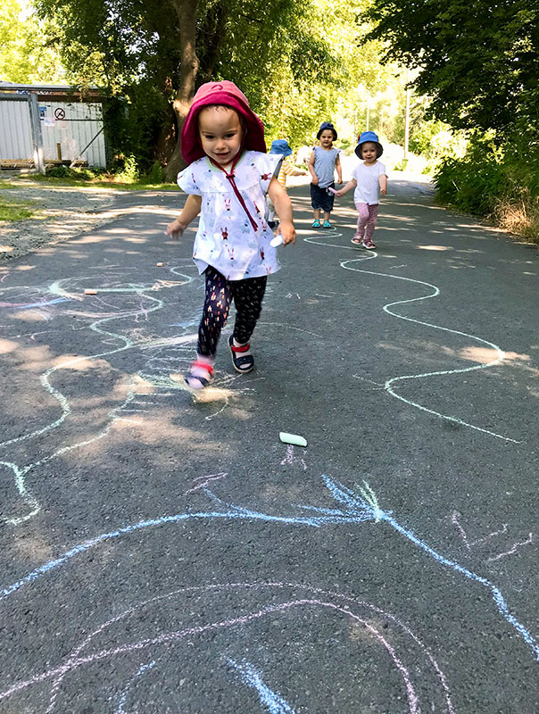 Kleine große Street Art! Tageskinder machen Straßenkunst. TiG! Kindertagespflege in Braunschweig Nicole Appel – Tagespflege, Krippe und Tagesmutter für Braunschweig Gliesmarode, Querum, Riddagshausen, Östliches Ringgebiet, Volkmarode, Bienrode, Waggum, Hondelage, Schuntersiedlung, Kralenriede, Dibbesdorf, Schwarzer Berg, Siegfriedviertel, Nordstadt und Schapen