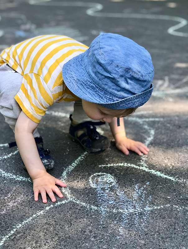 Kleine große Street Art! Tageskinder machen Straßenkunst. TiG! Kindertagespflege in Braunschweig Nicole Appel – Tagespflege, Krippe und Tagesmutter für Braunschweig Gliesmarode, Querum, Riddagshausen, Östliches Ringgebiet, Volkmarode, Bienrode, Waggum, Hondelage, Schuntersiedlung, Kralenriede, Dibbesdorf, Schwarzer Berg, Siegfriedviertel, Nordstadt und Schapen