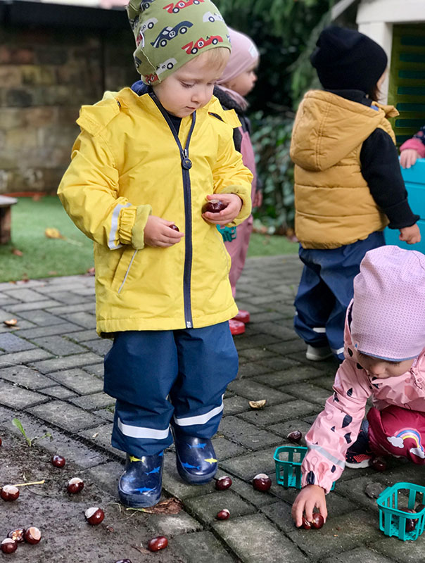 Ki-Ka-Kastaniensammeln! Tageskinder sammeln Kastanien. TiG! Kindertagespflege in Braunschweig Nicole Appel – Tagespflege, Krippe und Tagesmutter für Braunschweig Gliesmarode, Querum, Riddagshausen, Östliches Ringgebiet, Volkmarode, Bienrode, Waggum, Hondelage, Schuntersiedlung, Kralenriede, Dibbesdorf, Schwarzer Berg, Siegfriedviertel, Nordstadt und Schapen