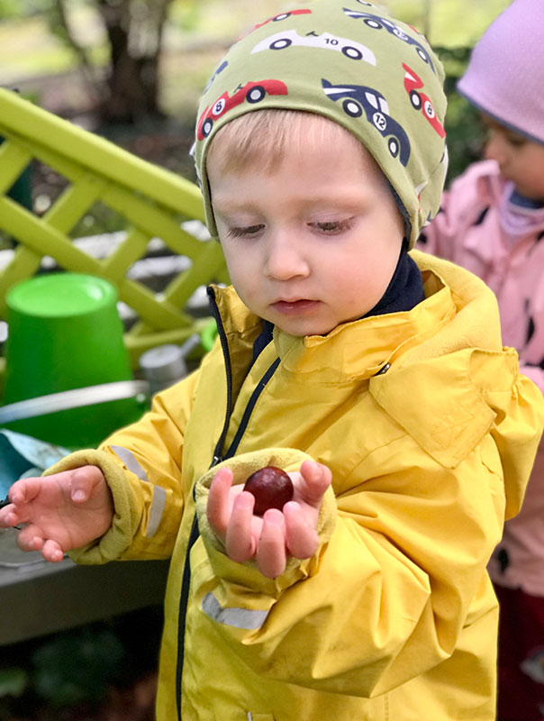 Ki-Ka-Kastaniensammeln! Tageskinder sammeln Kastanien. TiG! Kindertagespflege in Braunschweig Nicole Appel – Tagespflege, Krippe und Tagesmutter für Braunschweig Gliesmarode, Querum, Riddagshausen, Östliches Ringgebiet, Volkmarode, Bienrode, Waggum, Hondelage, Schuntersiedlung, Kralenriede, Dibbesdorf, Schwarzer Berg, Siegfriedviertel, Nordstadt und Schapen