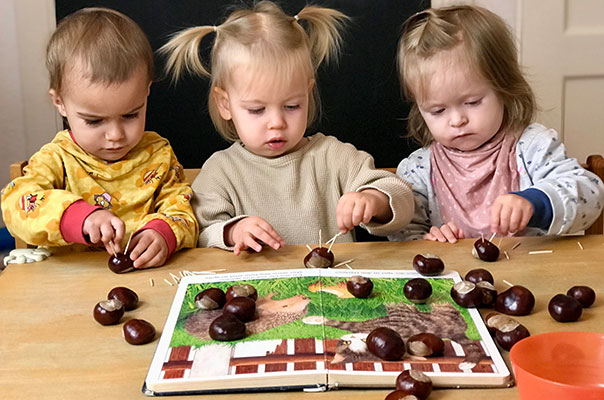 Ki-Ka-Kastanienigelbasteln! Tageskinder basteln Igel aus Kastanien. TiG! Kindertagespflege in Braunschweig Nicole Appel – Tagespflege, Krippe und Tagesmutter für Braunschweig Gliesmarode, Querum, Riddagshausen, Östliches Ringgebiet, Volkmarode, Bienrode, Waggum, Hondelage, Schuntersiedlung, Kralenriede, Dibbesdorf, Schwarzer Berg, Siegfriedviertel, Nordstadt und Schapen