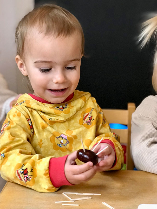 Ki-Ka-Kastanienigelbasteln! Tageskinder basteln Igel aus Kastanien. TiG! Kindertagespflege in Braunschweig Nicole Appel – Tagespflege, Krippe und Tagesmutter für Braunschweig Gliesmarode, Querum, Riddagshausen, Östliches Ringgebiet, Volkmarode, Bienrode, Waggum, Hondelage, Schuntersiedlung, Kralenriede, Dibbesdorf, Schwarzer Berg, Siegfriedviertel, Nordstadt und Schapen