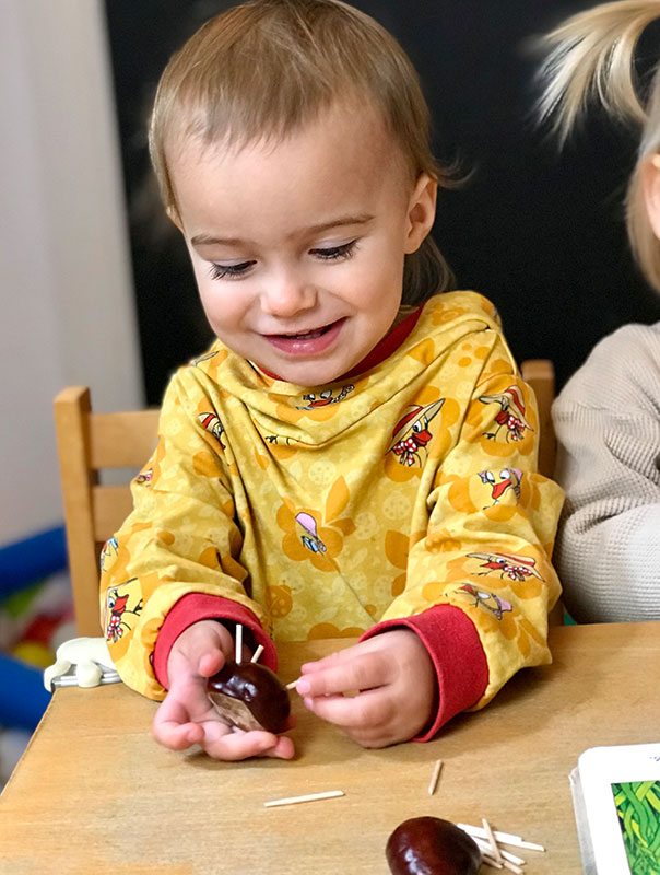 Ki-Ka-Kastanienigelbasteln! Tageskinder basteln gemeinsam mit ihrer Tagesmutter Igel aus Kastanien. TiG! Kindertagespflege in Braunschweig Nicole Appel – Tagespflege, Krippe und Tagesmutter für Braunschweig Gliesmarode, Querum, Riddagshausen, Östliches Ringgebiet, Volkmarode, Bienrode, Waggum, Hondelage, Schuntersiedlung, Kralenriede, Dibbesdorf, Schwarzer Berg, Siegfriedviertel, Nordstadt und Schapen