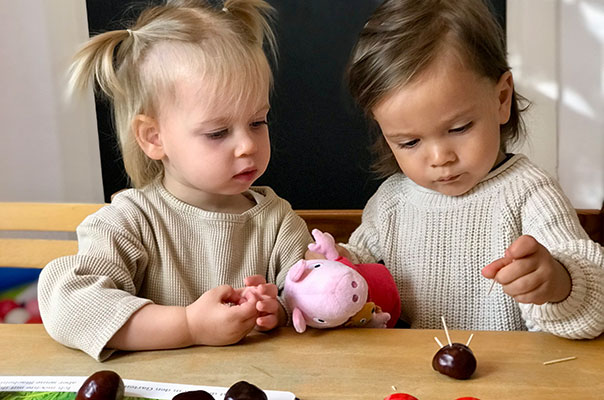 Ki-Ka-Kastanienigelbasteln! Tageskinder basteln Igel aus Kastanien. TiG! Kindertagespflege in Braunschweig Nicole Appel – Tagespflege, Krippe und Tagesmutter für Braunschweig Gliesmarode, Querum, Riddagshausen, Östliches Ringgebiet, Volkmarode, Bienrode, Waggum, Hondelage, Schuntersiedlung, Kralenriede, Dibbesdorf, Schwarzer Berg, Siegfriedviertel, Nordstadt und Schapen