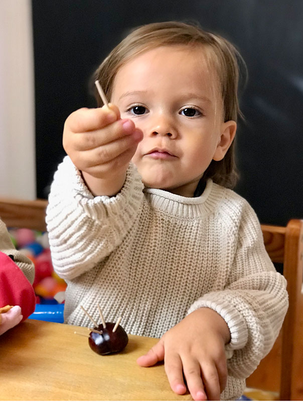 Ki-Ka-Kastanienigelbasteln! Tageskinder basteln Igel aus Kastanien. TiG! Kindertagespflege in Braunschweig Nicole Appel – Tagespflege, Krippe und Tagesmutter für Braunschweig Gliesmarode, Querum, Riddagshausen, Östliches Ringgebiet, Volkmarode, Bienrode, Waggum, Hondelage, Schuntersiedlung, Kralenriede, Dibbesdorf, Schwarzer Berg, Siegfriedviertel, Nordstadt und Schapen