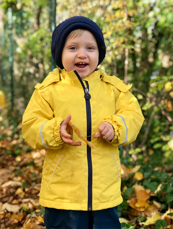 Bunt, bunter, TiG! Tageskinder sammeln buntes Herbstlaub und basteln.