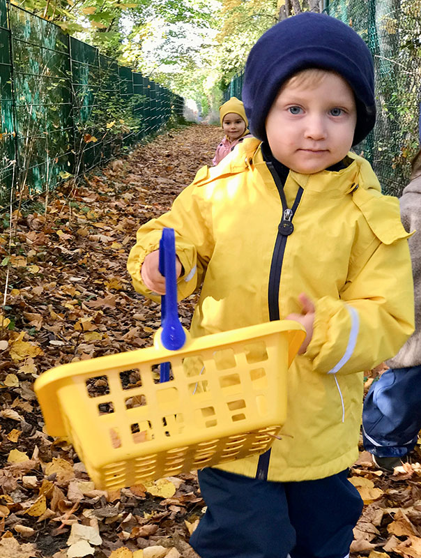 Bunt, bunter, TiG! Tageskinder sammeln buntes Herbstlaub und basteln.