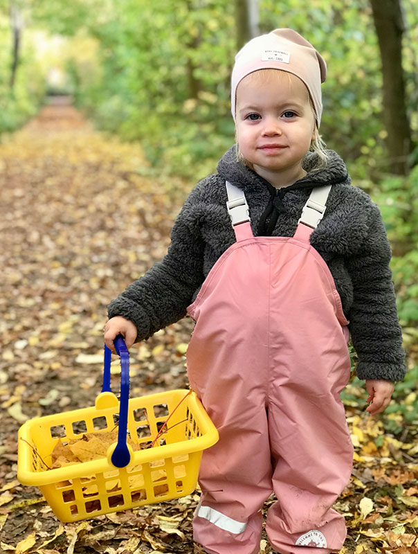 Bunt, bunter, TiG! Tageskinder sammeln buntes Herbstlaub und basteln.