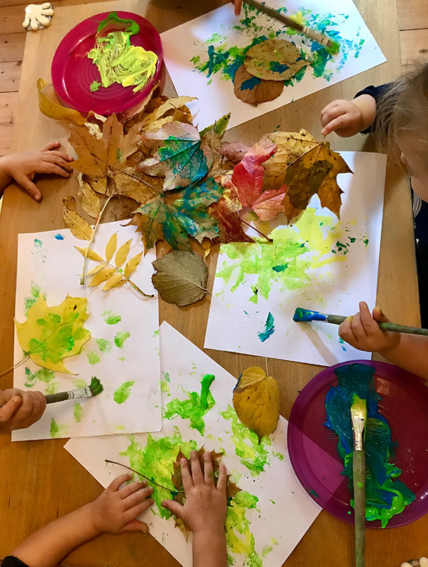 Bunt, bunter, TiG! Tageskinder sammeln buntes Herbstlaub und basteln.