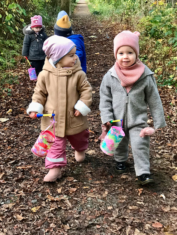 Laterne? Gehen! Die TiG! Tageskinder gehen Laterne. TiG! Kindertagespflege in Braunschweig Nicole Appel – Tagespflege, Krippe und Tagesmutter für Braunschweig Gliesmarode, Querum, Riddagshausen, Östliches Ringgebiet, Volkmarode, Bienrode, Waggum, Hondelage, Schuntersiedlung, Kralenriede, Dibbesdorf, Schwarzer Berg, Siegfriedviertel, Nordstadt und Schapen