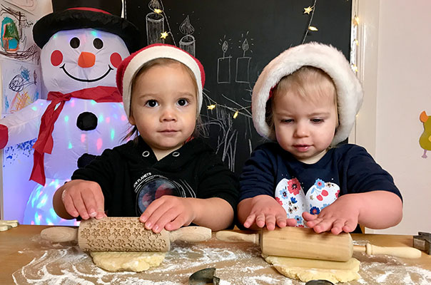 TiG! Tageskinder backen Kekse und wünschen Frohe Weihnachten! TiG! Kindertagespflege in Braunschweig Nicole Appel – Tagespflege, Krippe und Tagesmutter für Braunschweig Gliesmarode, Querum, Riddagshausen, Östliches Ringgebiet, Volkmarode, Bienrode, Waggum, Hondelage, Schuntersiedlung, Kralenriede, Dibbesdorf, Schwarzer Berg, Siegfriedviertel, Nordstadt und Schapen