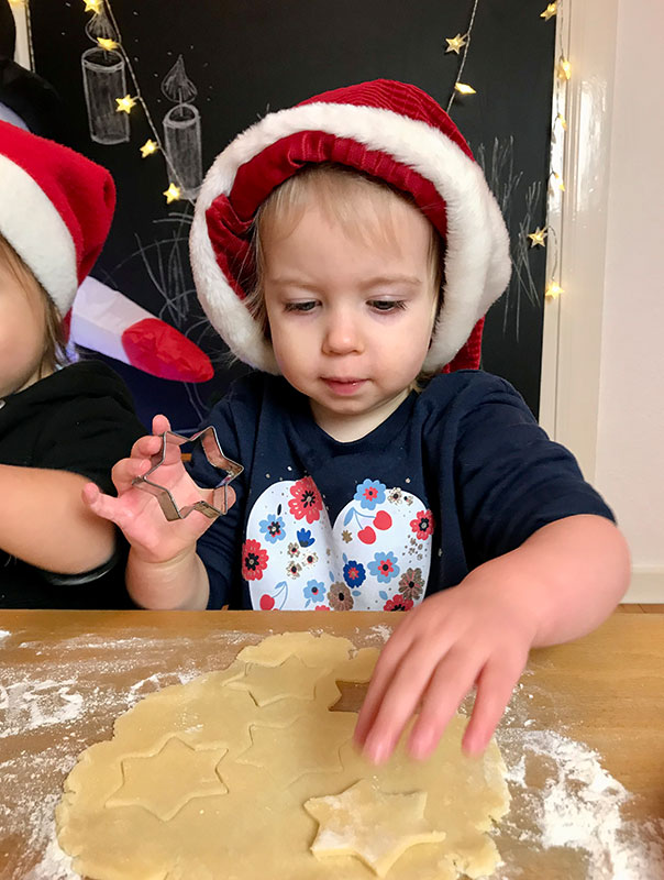 TiG! Tageskinder backen Kekse und wünschen Frohe Weihnachten!