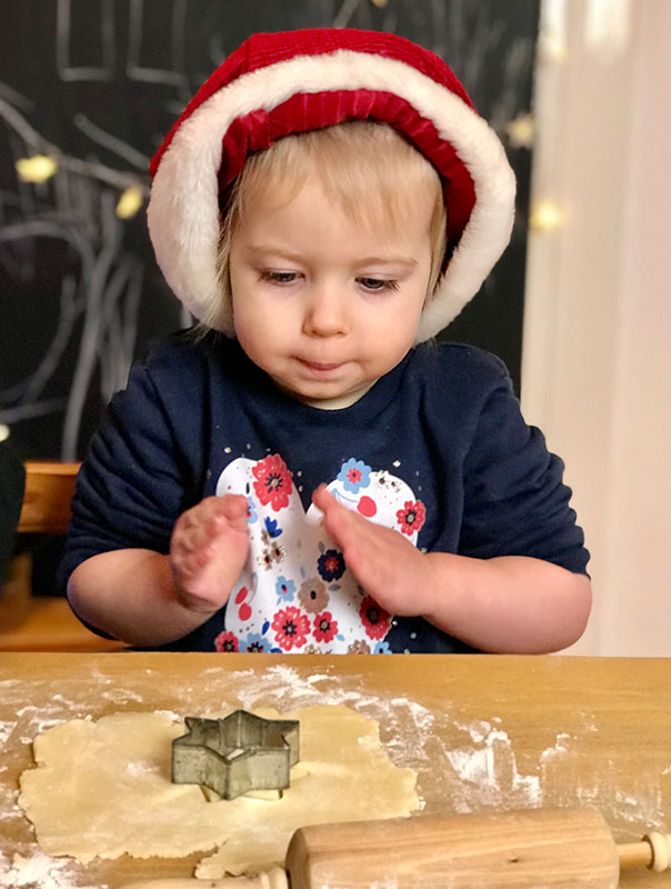 TiG! Tageskinder backen Kekse und wünschen Frohe Weihnachten!