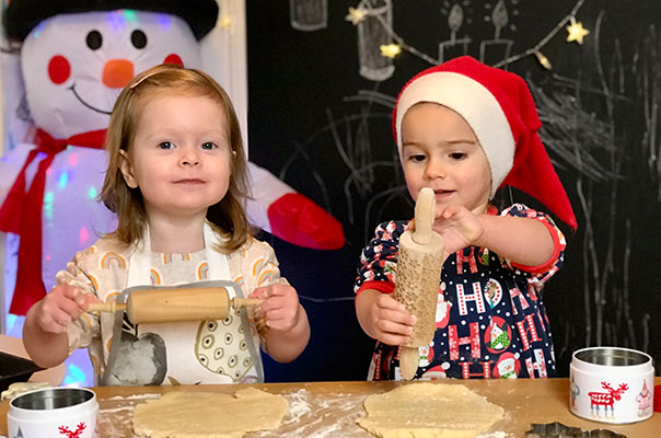 TiG! Tageskinder backen Kekse und wünschen Frohe Weihnachten! TiG! Kindertagespflege in Braunschweig Nicole Appel – Tagespflege, Krippe und Tagesmutter für Braunschweig Gliesmarode, Querum, Riddagshausen, Östliches Ringgebiet, Volkmarode, Bienrode, Waggum, Hondelage, Schuntersiedlung, Kralenriede, Dibbesdorf, Schwarzer Berg, Siegfriedviertel, Nordstadt und Schapen