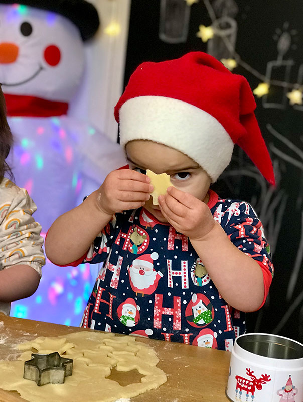 TiG! Tageskinder backen Kekse und wünschen Frohe Weihnachten! TiG! Kindertagespflege in Braunschweig Nicole Appel – Tagespflege, Krippe und Tagesmutter für Braunschweig Gliesmarode, Querum, Riddagshausen, Östliches Ringgebiet, Volkmarode, Bienrode, Waggum, Hondelage, Schuntersiedlung, Kralenriede, Dibbesdorf, Schwarzer Berg, Siegfriedviertel, Nordstadt und Schapen