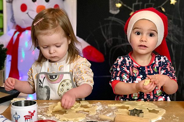 TiG! Tageskinder backen Kekse und wünschen Frohe Weihnachten!