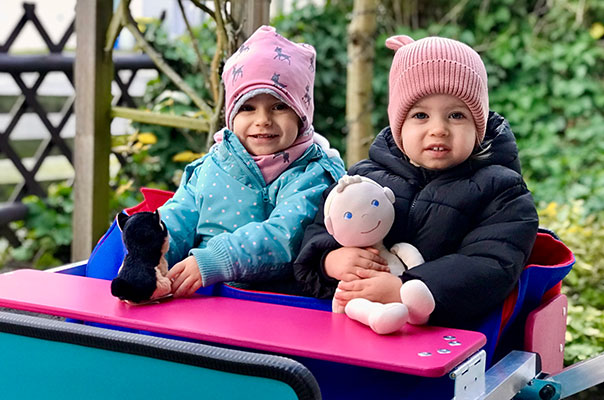 TiG! Tageskinder machen die Premierenfahrt mit ihrem neuen Krippenwagen! TiG! Kindertagespflege in Braunschweig Nicole Appel – Tagespflege, Krippe und Tagesmutter für Braunschweig Gliesmarode, Querum, Riddagshausen, Östliches Ringgebiet, Volkmarode, Bienrode, Waggum, Hondelage, Schuntersiedlung, Kralenriede, Dibbesdorf, Schwarzer Berg, Siegfriedviertel, Nordstadt und Schapen