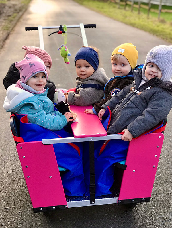 TiG! Tageskinder machen die Premierenfahrt mit ihrem neuen Krippenwagen! TiG! Kindertagespflege in Braunschweig Nicole Appel – Tagespflege, Krippe und Tagesmutter für Braunschweig Gliesmarode, Querum, Riddagshausen, Östliches Ringgebiet, Volkmarode, Bienrode, Waggum, Hondelage, Schuntersiedlung, Kralenriede, Dibbesdorf, Schwarzer Berg, Siegfriedviertel, Nordstadt und Schapen