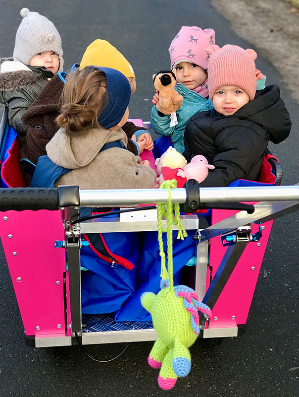 TiG! Tageskinder machen die Premierenfahrt mit ihrem neuen Krippenwagen! TiG! Kindertagespflege in Braunschweig Nicole Appel – Tagespflege, Krippe und Tagesmutter für Braunschweig Gliesmarode, Querum, Riddagshausen, Östliches Ringgebiet, Volkmarode, Bienrode, Waggum, Hondelage, Schuntersiedlung, Kralenriede, Dibbesdorf, Schwarzer Berg, Siegfriedviertel, Nordstadt und Schapen