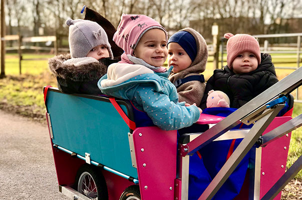 TiG! Tageskinder machen die Premierenfahrt mit ihrem neuen Krippenwagen! TiG! Kindertagespflege in Braunschweig Nicole Appel – Tagespflege, Krippe und Tagesmutter für Braunschweig Gliesmarode, Querum, Riddagshausen, Östliches Ringgebiet, Volkmarode, Bienrode, Waggum, Hondelage, Schuntersiedlung, Kralenriede, Dibbesdorf, Schwarzer Berg, Siegfriedviertel, Nordstadt und Schapen