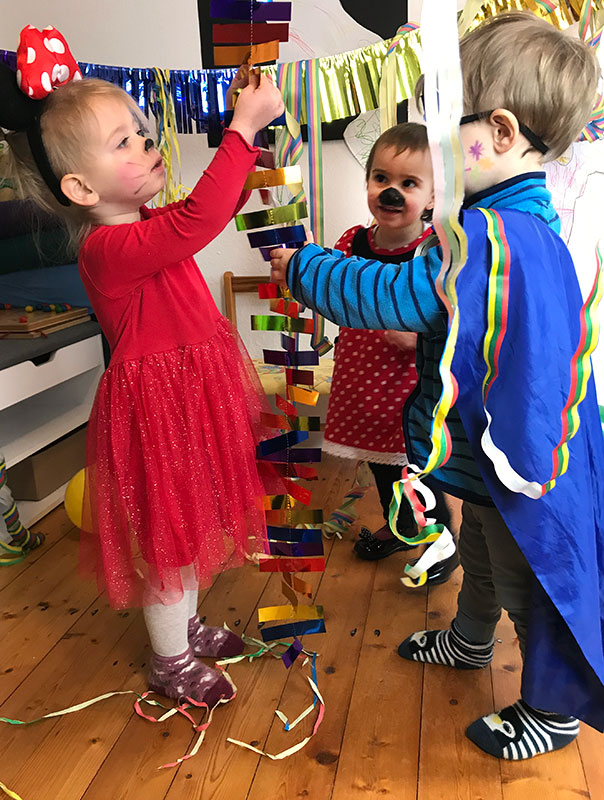 Tageskinder Helau! Die TiG! Tageskinder feiern Fasching am Rosenmontag. TiG! Kindertagespflege in Braunschweig Nicole Appel – Kindertagespflege, Krippe und Tagesmutter für Braunschweig Gliesmarode, Querum, Riddagshausen, Östliches Ringgebiet, Volkmarode, Bienrode, Waggum, Hondelage, Schuntersiedlung, Kralenriede, Dibbesdorf, Schwarzer Berg, Siegfriedviertel, Nordstadt und Schapen