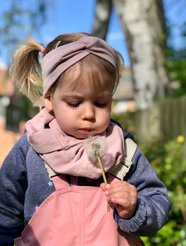 Pi-Pa-Pusteblumentag! Die TiG! Tageskinder entdecken Pusteblumen und bringen die kleinen Schirmchen auf ihren weiteren Lebensweg. TiG! Kindertagespflege in Braunschweig Nicole Appel – Kindertagespflege, Krippe und Tagesmutter für Braunschweig Gliesmarode, Querum, Riddagshausen, Östliches Ringgebiet, Volkmarode, Bienrode, Waggum, Hondelage, Schuntersiedlung, Kralenriede, Dibbesdorf, Schwarzer Berg, Siegfriedviertel, Nordstadt und Schapen