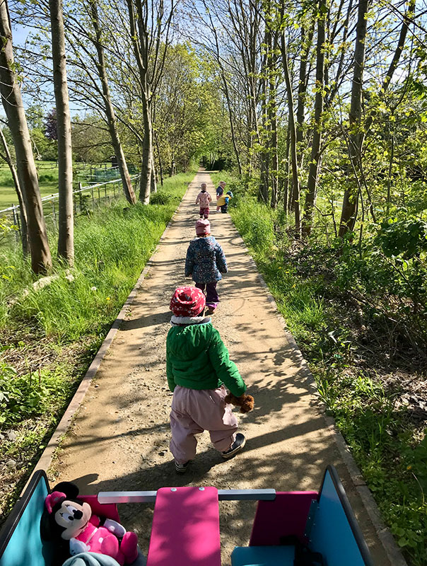 Pi-Pa-Pusteblumentag! Die TiG! Tageskinder entdecken Pusteblumen und bringen die kleinen Schirmchen auf ihren weiteren Lebensweg. TiG! Kindertagespflege in Braunschweig Nicole Appel – Kindertagespflege, Krippe und Tagesmutter für Braunschweig Gliesmarode, Querum, Riddagshausen, Östliches Ringgebiet, Volkmarode, Bienrode, Waggum, Hondelage, Schuntersiedlung, Kralenriede, Dibbesdorf, Schwarzer Berg, Siegfriedviertel, Nordstadt und Schapen