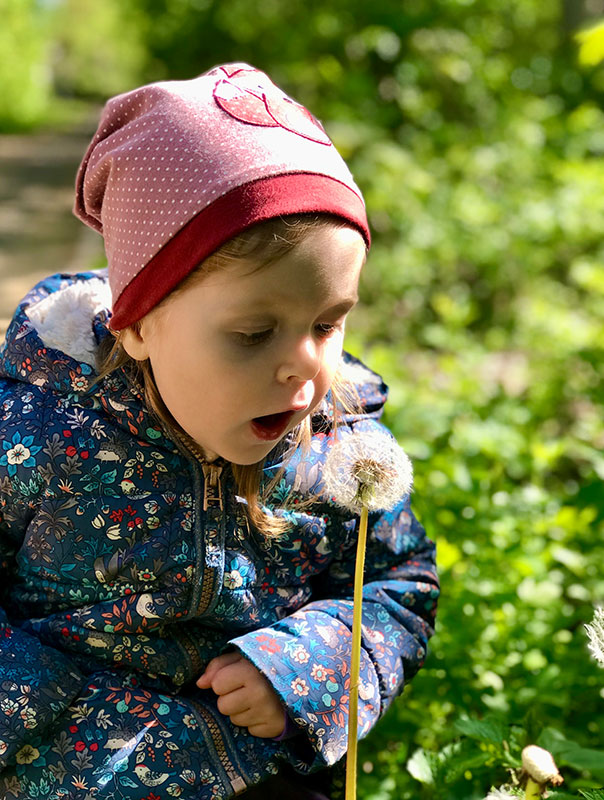 Die TiG! Tageskinder entdecken gemeinsam mit ihrer Tagesmutter Pusteblumen und bringen die kleinen Schirmchen auf ihren weiteren Lebensweg.