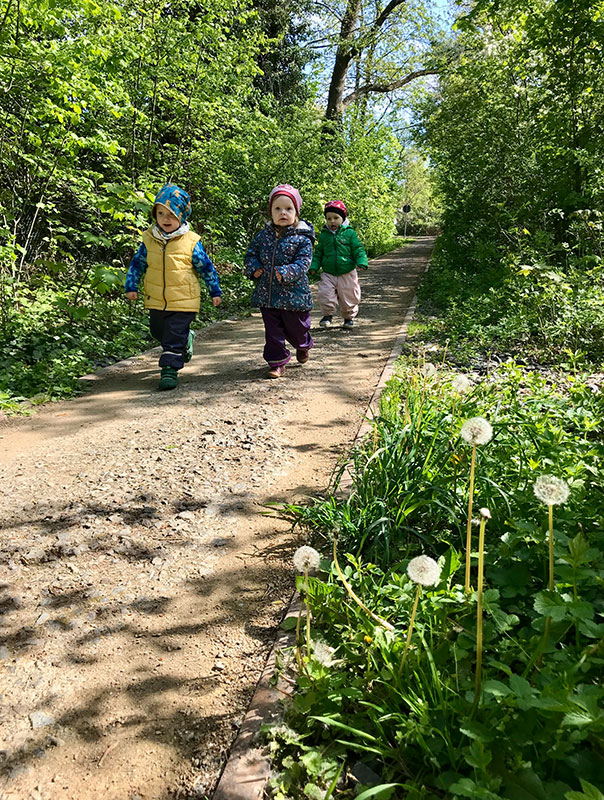 Die TiG! Tageskinder entdecken gemeinsam mit ihrer Tagesmutter Pusteblumen und bringen die kleinen Schirmchen auf ihren weiteren Lebensweg.