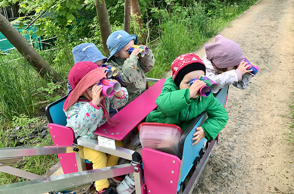 Tageskinder auf Safari! Die TiG! Tageskinder sind mit ihren selbstgebastelten Ferngläsern unterwegs. TiG! Kindertagespflege in Braunschweig Nicole Appel – Kindertagespflege, Krippe und Tagesmutter für Braunschweig Gliesmarode, Querum, Riddagshausen, Östliches Ringgebiet, Volkmarode, Bienrode, Waggum, Hondelage, Schuntersiedlung, Kralenriede, Dibbesdorf, Schwarzer Berg, Siegfriedviertel, Nordstadt und Schapen