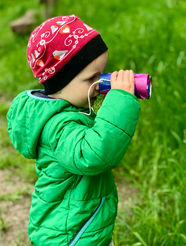 Die TiG! Kids aus Braunschweig sind mit ihrer Tagesmutter und ihren selbstgebastelten Ferngläsern unterwegs und beobachten die Natur.