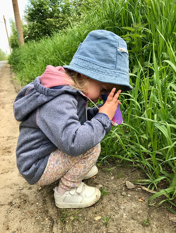 Die TiG! Kids aus Braunschweig sind mit ihrer Tagesmutter und ihren selbstgebastelten Ferngläsern unterwegs und beobachten die Natur.