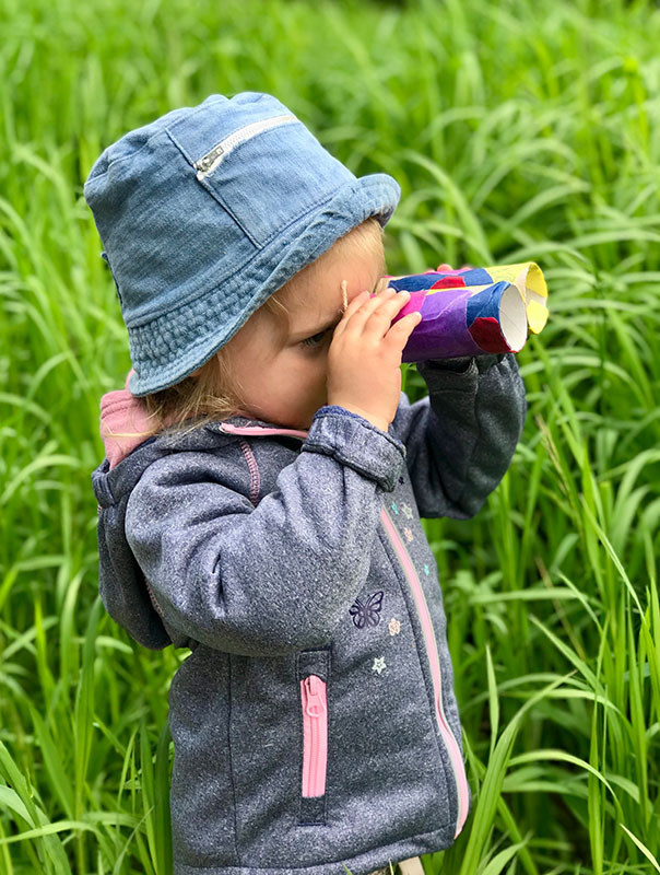 Die TiG! Kids aus Braunschweig sind mit ihrer Tagesmutter und ihren selbstgebastelten Ferngläsern unterwegs und beobachten die Natur.