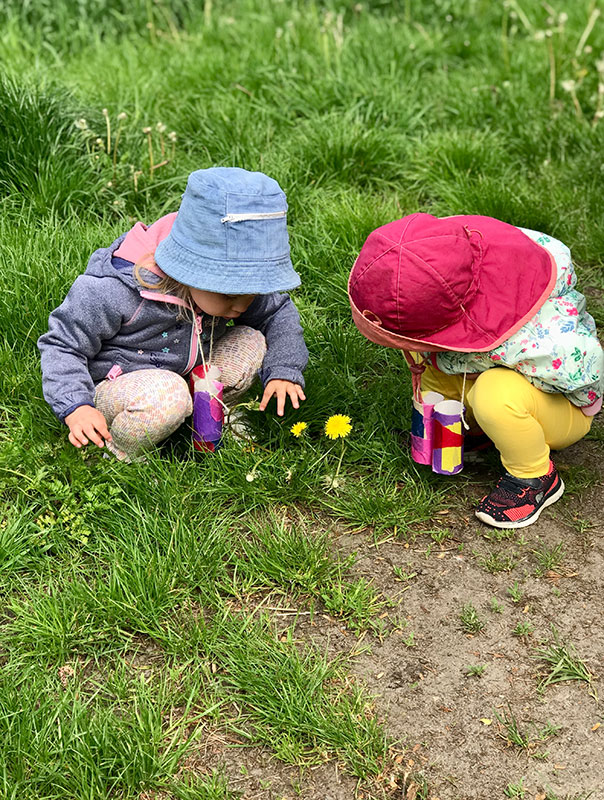 Die TiG! Kids aus Braunschweig sind mit ihrer Tagesmutter und ihren selbstgebastelten Ferngläsern unterwegs und beobachten die Natur.