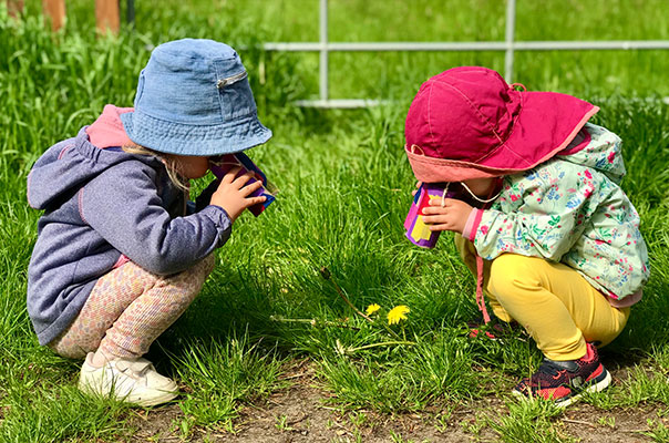 Die TiG! Kids aus Braunschweig sind mit ihrer Tagesmutter und ihren selbstgebastelten Ferngläsern unterwegs und beobachten die Natur.