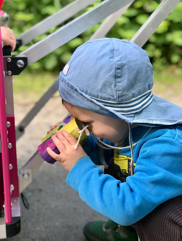 Die TiG! Kids aus Braunschweig sind mit ihrer Tagesmutter und ihren selbstgebastelten Ferngläsern unterwegs und beobachten die Natur.