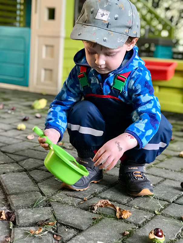 Heute sind wir TiG! Tageskinder mit unserer Tagesmutter auf der Terrasse unserer Krippe unterwegs und finden Kastanien von unserem eigenen uralten Kastanienbaum