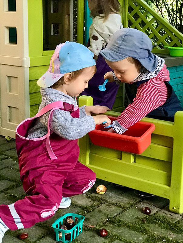 Wir sammeln Ki-Ka-Kastanien! Wir TiG! Tageskinder sammeln heute Kastanien von unserem Kastanienbaum. TiG! Kindertagespflege in Braunschweig Nicole Appel – Kindertagespflege, Krippe und Tagesmutter für Braunschweig Gliesmarode, Querum, Riddagshausen, Östliches Ringgebiet, Volkmarode, Bienrode, Waggum, Hondelage, Schuntersiedlung, Kralenriede, Dibbesdorf, Schwarzer Berg, Siegfriedviertel, Nordstadt und Schapen