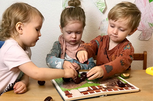 Heute basteln wir gemeinsam mit unserer Tagesmutter Kastanienigel aus unseren selbst gesammelten Kastanien von unserem eigenen Kastanienbaum.