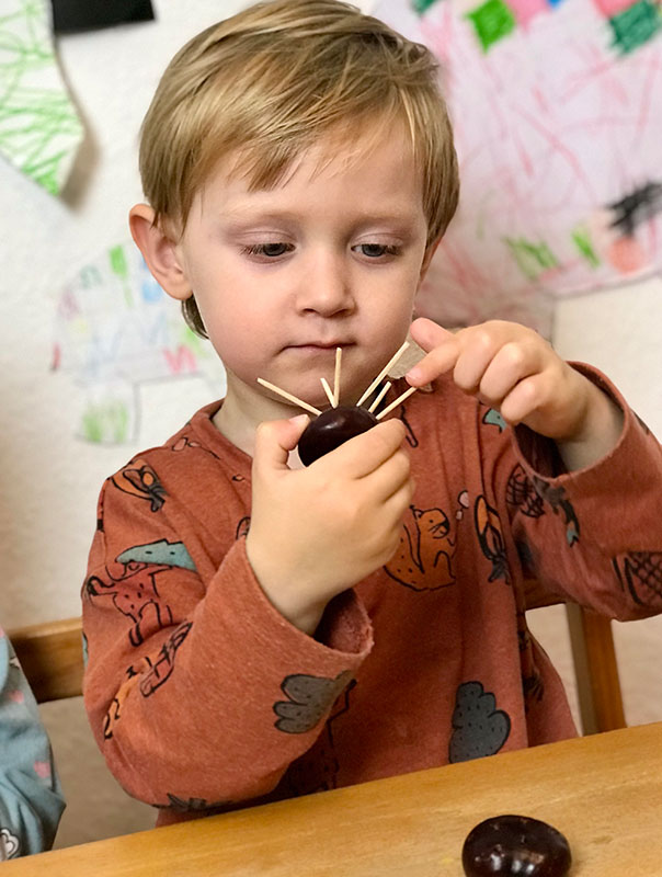 Heute basteln wir gemeinsam mit unserer Tagesmutter Kastanienigel aus unseren selbst gesammelten Kastanien von unserem eigenen Kastanienbaum.