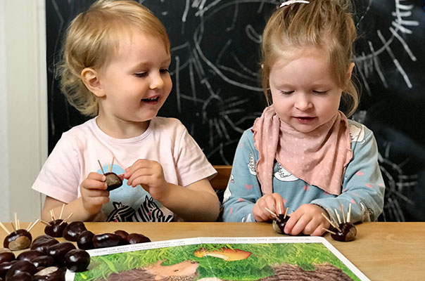 Wer piekst denn da? Wir TiG! Tageskinder basteln heute Igel aus Kastanien. TiG! Kindertagespflege in Braunschweig Nicole Appel – Kindertagespflege, Krippe und Tagesmutter für Braunschweig Gliesmarode, Querum, Riddagshausen, Östliches Ringgebiet, Volkmarode, Bienrode, Waggum, Hondelage, Schuntersiedlung, Kralenriede, Dibbesdorf, Schwarzer Berg, Siegfriedviertel, Nordstadt und Schapen