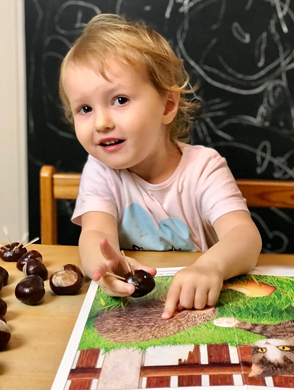 Wer piekst denn da? Wir TiG! Tageskinder basteln heute Igel aus Kastanien. TiG! Kindertagespflege in Braunschweig Nicole Appel – Kindertagespflege, Krippe und Tagesmutter für Braunschweig Gliesmarode, Querum, Riddagshausen, Östliches Ringgebiet, Volkmarode, Bienrode, Waggum, Hondelage, Schuntersiedlung, Kralenriede, Dibbesdorf, Schwarzer Berg, Siegfriedviertel, Nordstadt und Schapen