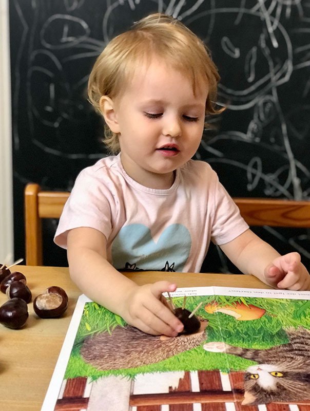 Wer piekst denn da? Wir TiG! Tageskinder basteln heute Igel aus Kastanien. TiG! Kindertagespflege in Braunschweig Nicole Appel – Kindertagespflege, Krippe und Tagesmutter für Braunschweig Gliesmarode, Querum, Riddagshausen, Östliches Ringgebiet, Volkmarode, Bienrode, Waggum, Hondelage, Schuntersiedlung, Kralenriede, Dibbesdorf, Schwarzer Berg, Siegfriedviertel, Nordstadt und Schapen