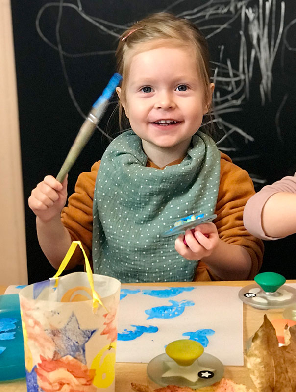 Wir basteln Laternen! Wir TiG! Tageskinder sind mittendrin im Herbst und basteln Laternen zu St. Martin. TiG! Kindertagespflege in Braunschweig Nicole Appel – Kindertagespflege, Krippe und Tagesmutter für Braunschweig Gliesmarode, Querum, Riddagshausen, Östliches Ringgebiet, Volkmarode, Bienrode, Waggum, Hondelage, Schuntersiedlung, Kralenriede, Dibbesdorf, Schwarzer Berg, Siegfriedviertel, Nordstadt und Schapen